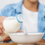 Welke melk is gezonder: koemelk of plantaardige melk? welke-melk-is-gezonder-koemelk-of-plantaardige-melk.webp.webp